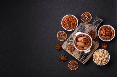 Koyu beton arka planda seramik kasede lezzetli, besleyici cevizler.