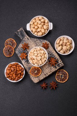 Koyu beton arka planda seramik kasede lezzetli besleyici fıstık.