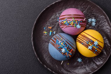 Şekerlemeli kakao bombaları ve sıcak sütle içecek yapmak için çikolata.