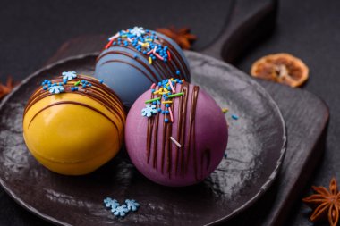 Şekerlemeli kakao bombaları ve sıcak sütle içecek yapmak için çikolata.