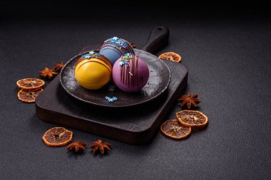 Şekerlemeli kakao bombaları ve sıcak sütle içecek yapmak için çikolata.