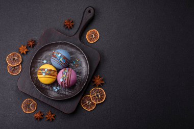 Şekerlemeli kakao bombaları ve sıcak sütle içecek yapmak için çikolata.