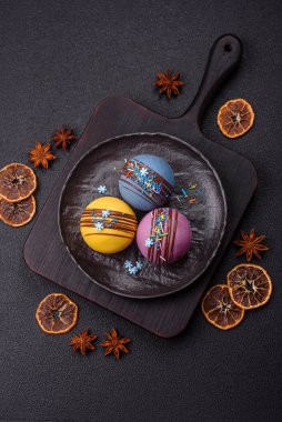 Şekerlemeli kakao bombaları ve sıcak sütle içecek yapmak için çikolata.