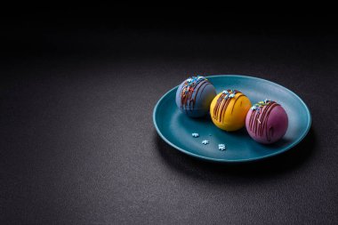 Şekerlemeli kakao bombaları ve sıcak sütle içecek yapmak için çikolata.