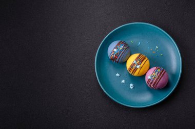 Şekerlemeli kakao bombaları ve sıcak sütle içecek yapmak için çikolata.