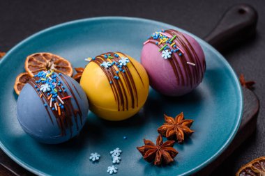 Şekerlemeli kakao bombaları ve sıcak sütle içecek yapmak için çikolata.