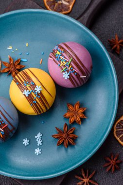 Şekerlemeli kakao bombaları ve sıcak sütle içecek yapmak için çikolata.