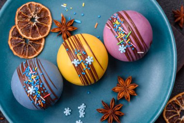 Şekerlemeli kakao bombaları ve sıcak sütle içecek yapmak için çikolata.