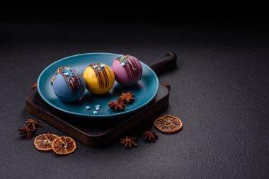 Şekerlemeli kakao bombaları ve sıcak sütle içecek yapmak için çikolata.