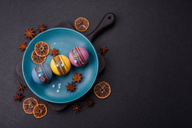 Şekerlemeli kakao bombaları ve sıcak sütle içecek yapmak için çikolata.