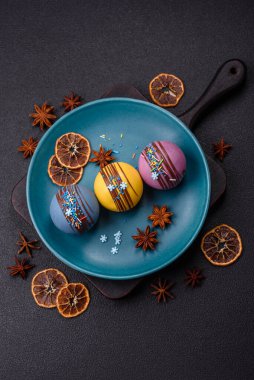 Şekerlemeli kakao bombaları ve sıcak sütle içecek yapmak için çikolata.