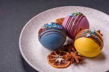 Şekerlemeli kakao bombaları ve sıcak sütle içecek yapmak için çikolata.