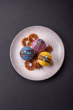 Şekerlemeli kakao bombaları ve sıcak sütle içecek yapmak için çikolata.