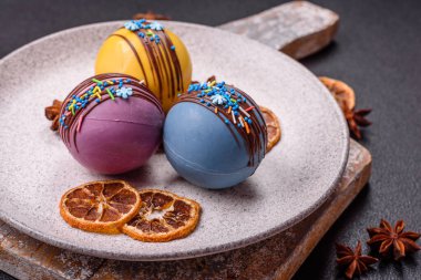 Şekerlemeli kakao bombaları ve sıcak sütle içecek yapmak için çikolata.