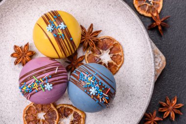 Şekerlemeli kakao bombaları ve sıcak sütle içecek yapmak için çikolata.