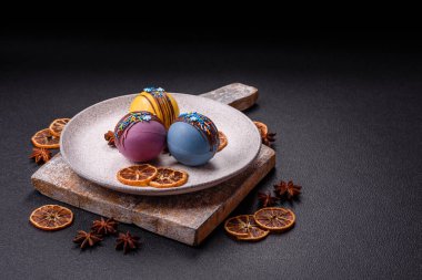 Şekerlemeli kakao bombaları ve sıcak sütle içecek yapmak için çikolata.