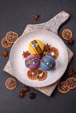 Şekerlemeli kakao bombaları ve sıcak sütle içecek yapmak için çikolata.