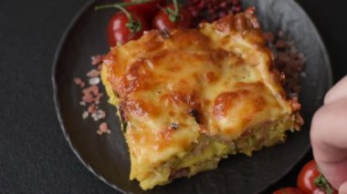 Et, peynir, tuz, baharat ve çimento kaplı lazanya veya makarna.