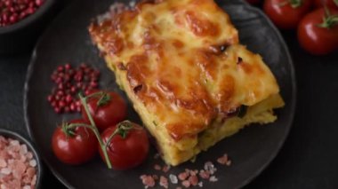 Et, peynir, tuz, baharat ve çimento kaplı lazanya veya makarna.