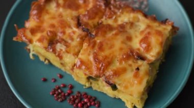 Et, peynir, tuz, baharat ve çimento kaplı lazanya veya makarna.