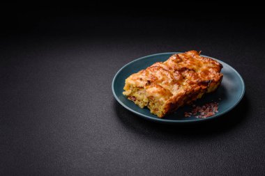 Et, peynir, tuz, baharat ve çimento kaplı lazanya veya makarna.