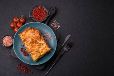 Et, peynir, tuz, baharat ve çimento kaplı lazanya veya makarna.