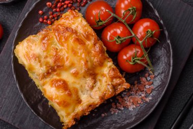 Et, peynir, tuz, baharat ve çimento kaplı lazanya veya makarna.