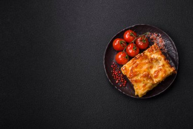 Et, peynir, tuz, baharat ve çimento kaplı lazanya veya makarna.