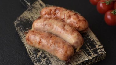 Baharatlı ve otlu ızgara sosis. En üstteki düz yerde. Kopyalama alanı ile