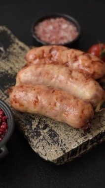 Baharatlı ve otlu ızgara sosis. En üstteki düz yerde. Kopyalama alanı ile