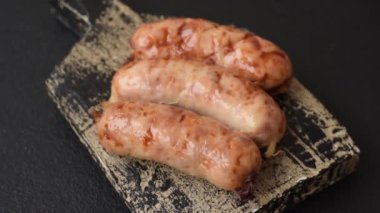 Baharatlı ve otlu ızgara sosis. En üstteki düz yerde. Kopyalama alanı ile