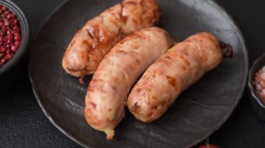 Baharatlı ve otlu ızgara sosis. En üstteki düz yerde. Kopyalama alanı ile