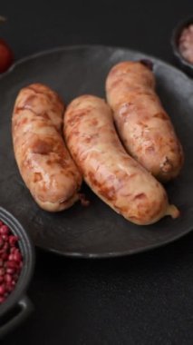 Baharatlı ve otlu ızgara sosis. En üstteki düz yerde. Kopyalama alanı ile