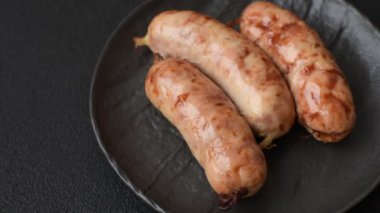 Baharatlı ve otlu ızgara sosis. En üstteki düz yerde. Kopyalama alanı ile