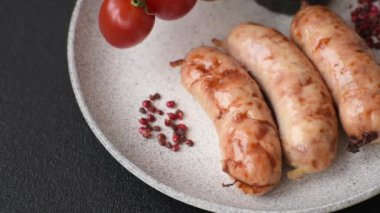 Baharatlı ve otlu ızgara sosis. En üstteki düz yerde. Kopyalama alanı ile