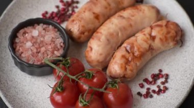 Baharatlı ve otlu ızgara sosis. En üstteki düz yerde. Kopyalama alanı ile