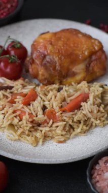 Lezzetli taze pilav, pirinç, havuç, et, soğan, baharat ve böğürtlen ile koyu beton arka planda seramik bir tabakta.