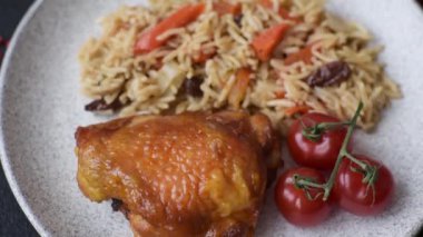 Lezzetli taze pilav, pirinç, havuç, et, soğan, baharat ve böğürtlen ile koyu beton arka planda seramik bir tabakta.