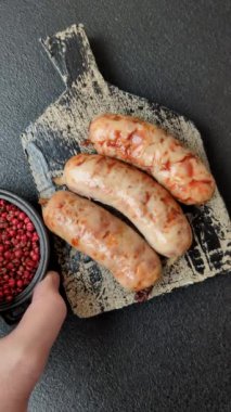 Baharatlı ve otlu ızgara sosis. En üstteki düz yerde. Kopyalama alanı ile