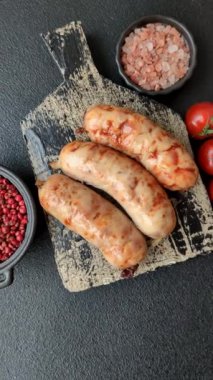 Baharatlı ve otlu ızgara sosis. En üstteki düz yerde. Kopyalama alanı ile