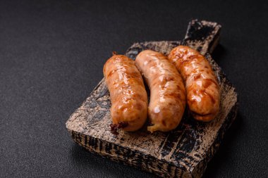 Baharatlı ve otlu ızgara sosis. En üstteki düz yerde. Kopyalama alanı ile