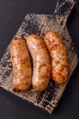 Baharatlı ve otlu ızgara sosis. En üstteki düz yerde. Kopyalama alanı ile