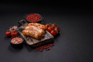 Baharatlı ve otlu ızgara sosis. En üstteki düz yerde. Kopyalama alanı ile