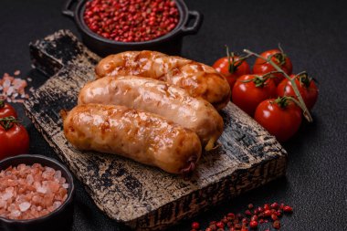 Baharatlı ve otlu ızgara sosis. En üstteki düz yerde. Kopyalama alanı ile