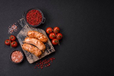 Baharatlı ve otlu ızgara sosis. En üstteki düz yerde. Kopyalama alanı ile