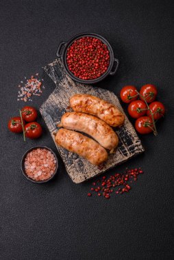 Baharatlı ve otlu ızgara sosis. En üstteki düz yerde. Kopyalama alanı ile