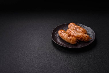 Baharatlı ve otlu ızgara sosis. En üstteki düz yerde. Kopyalama alanı ile