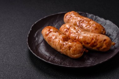 Baharatlı ve otlu ızgara sosis. En üstteki düz yerde. Kopyalama alanı ile