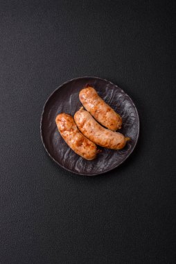 Baharatlı ve otlu ızgara sosis. En üstteki düz yerde. Kopyalama alanı ile