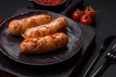 Baharatlı ve otlu ızgara sosis. En üstteki düz yerde. Kopyalama alanı ile